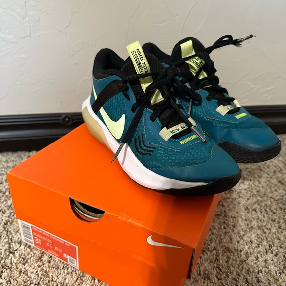Nike Air Zoom Crossover (GS) Youth Size 3.5 Bright Spruce/ Barley Volt - Picture 2 of 11